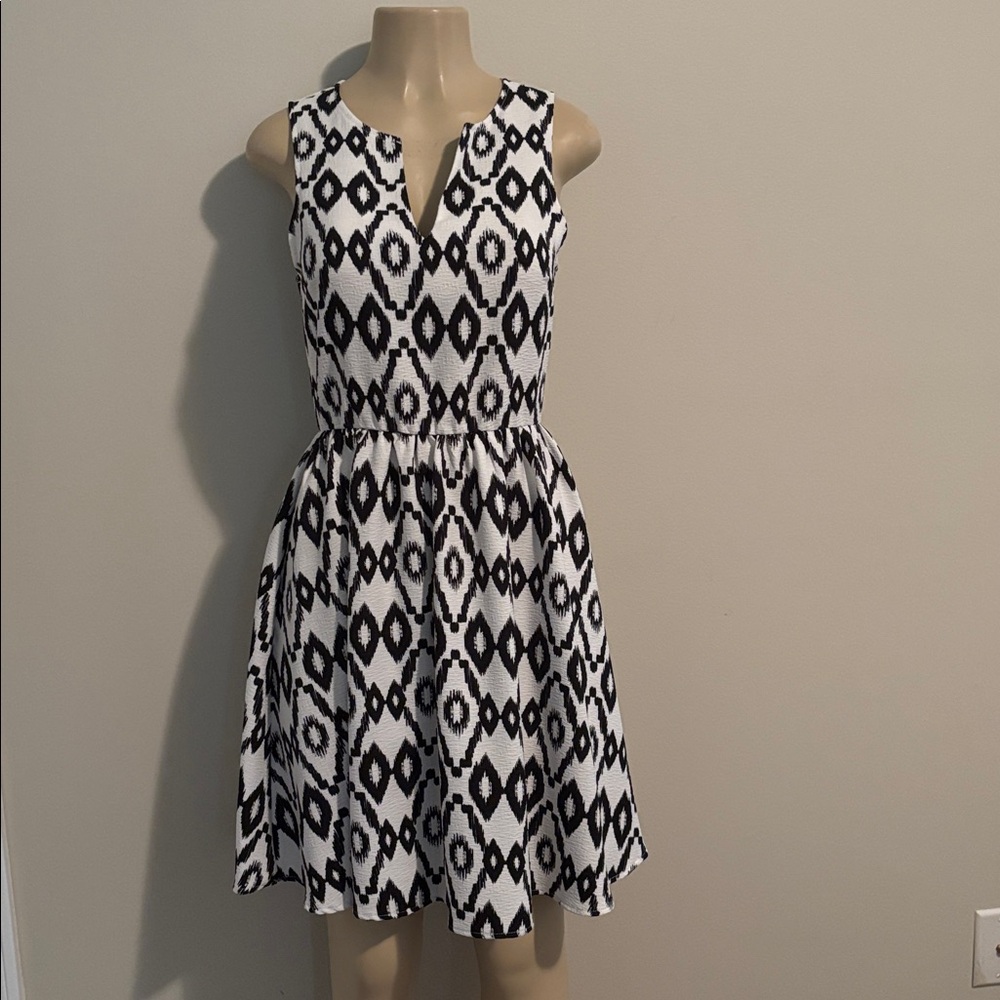 EVERLY-TRIBAL PRINT SLEEVELESS DRESS size M - Picture 4 of 8